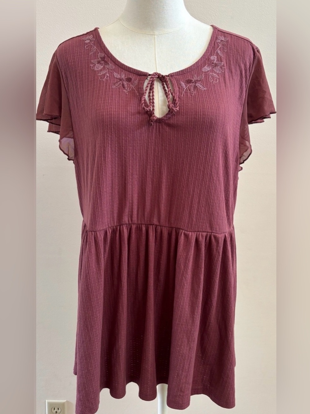 Torrid Embroidered Babydoll Top Size 2 2X Mauve Flutter Sleeve Boho